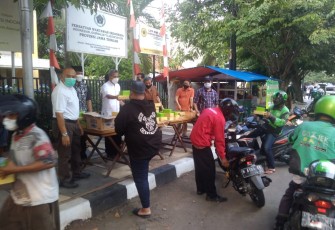 PWI Jawa Tengah dan RM Selera Indonesia melakukan bakti sosial dengan membagikan ratusan nasi kotak dan takjil bagi warga di sekitar Gedung Pers, serta pengguna jalan yang melintas di depan Sekretariat PWI Jateng di Jalan Tri Lomba Juang, Semarang, Jumat (30/4/2021).