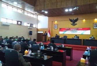 Paripurna DPRD Kota Blitar Penyampaian LKPJ Walikota Blitar Akhir Tahun Anggaran 2020 (foto : Faisal NR / Klikwarta.com) 