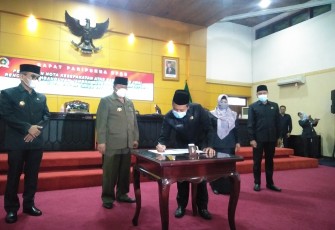 Ketua DPRD Kota Blitar Syahrul Alim Menandatangani Nota Kesepakatan Atas Ranwal RPJMD Tahun 2021-2026 (foto : Faisal NR / Klikwarta.com Blitar) 