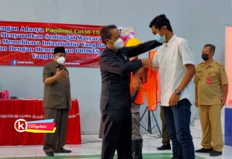 Ketua DPRD kota Blitar Syahrul Alim Pakaikan Piranti Proyek Kepada Penerima Pekerjaan dari Program CFW (foto : Faisal NR / Kliwarta.com Blitar) 