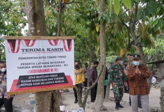 Walikota Tebing Tinggi Tinjau Bedah Rumah Taruna Latsitardanus di Mekar Sentosa