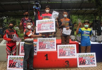 Bupati Pesawaran Tutup Event Gasstrack Piala Danbrigif 4 Mar/BS