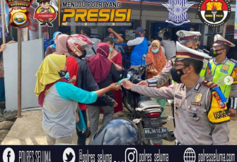 Polres Seluma Bagikan Masker Gratis Sembari Beri Imbauan