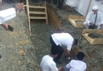 Gubenur Maluku Letak Batu Pertama Pembangunan Mesjid Agung Nurul Yasin SBB