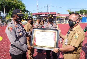 Kapolres Karimun Beri Penghargaan Kepada 3 Polsek dan 3 Kecamatan Dalam Penanganan Covid-19