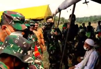 Ini Yang Dilakukan Danrem 022/PT Kepada Kaum Dhuafa Dan Anak Yatim Di Posko TMMD, Kades Ucap Syukur