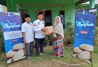 Ketua Umum BPC HIPMI Seluma April Yones SE MAP Memberikan Hadiah Kepada Pemenang Lomba 