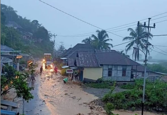 Polres Lebong Ikut Gotong royong Bersama Bersihkan Material Banjir di Desa Kota Donok