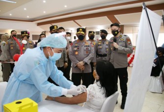 Kapolri Jenderal Polisi Listyo Sigit Prabowo Tinjau Vaksinasi Massal di Manado