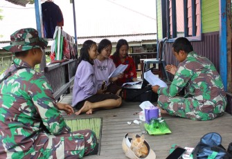 Personel TMMD Bimbing Belajar Online Bagi Pelajar di Desa Kampuri