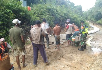 Babinsa Membantu Masyarakat Membangun Akses Jalan Antar Dusun