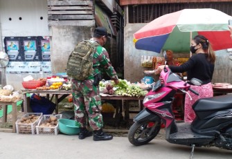 Operasi PPKM, Anggota Koramil Ngabang Bagikan Masker