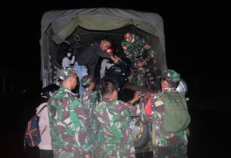 Terdampak Banjir, Pemotor Yang Ingin Melewati Jalan Di Bantu Oleh Personil Kodim 1206/PSB