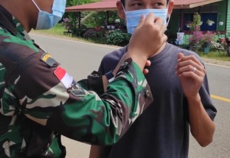 Aksi Babinsa Bagikan Masker Kepada Warga