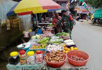 Babinsa Tinjau Harga Sembako di Pasar Pasca Lebaran