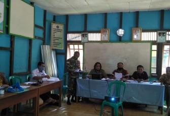 Babinsa Hadir Bersama Aparat Desa Melakukan Pengecekan Data Di Wilayah Binaannya