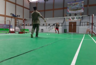 Jalin Kebersamaan, Babinsa Olahraga Bersama Dengan Masyarakat Putussibau Utara
