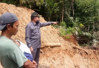 Ketua Komisi I DPRD Benteng Tinjau Jembatan Rusak