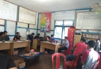 Babinsa Dampingi Pembagian BLT Di Desa Binaannya
