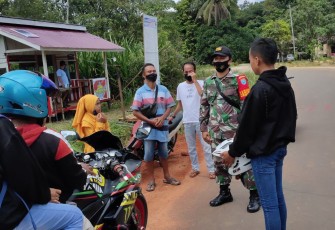 Babinsa Razia Masker Dukung Memutus Penyebaran Covid-19