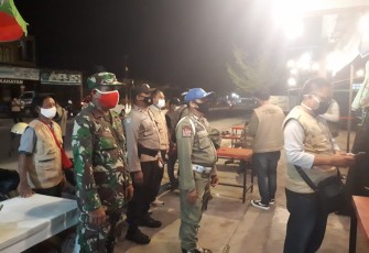 Babinsa Panarung Edukasi Prokes Pada Pusat Keramaian Masyarakat