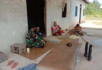 Wujud kedekatan Babinsa dengan warga di desa binaan 