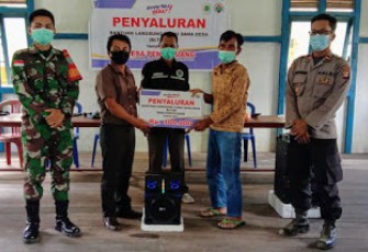 Babinsa Kalis Saksikan Penyaluran BLT-DD Desa Penyeluang