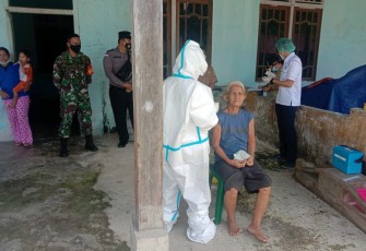 Babinsa Koramil 05/Embaloh Hulu, Kodim 1206/PSB bersama Tim Gugus Tugas Kecamatan Melaksanakan Tracking Keluarga Pasien Terpapar COVID-19