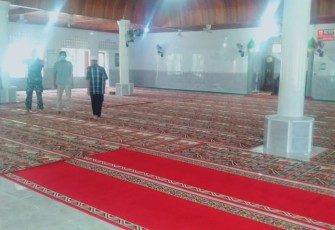 Babinsa Air Besar dan Warga Gotong Royong Bersihkan Masjid