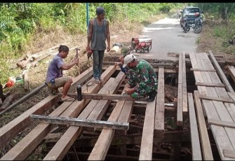 BABINSA KORAMIL 05/EMBALOH HULU BANTU WARGA BUAT JEMBATAN DARURAT