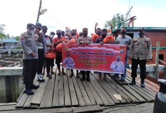 Peringati Hari Buruh, Polsek Daik Lingga Bagikan Sembako
