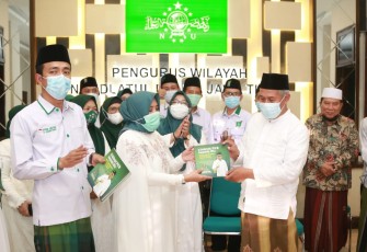 DPW dan FPKB DPRD Jatim Serahkan Buku Laporan ke PWNU Jatim 