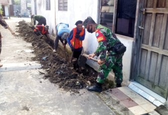 Babinsa Kelurahan Pahandut Gotong Royong Bersihkan Drainase