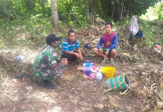 BABINSA DAMPINGI WARGA DESA BINAAN DI SEKTOR PERTANIAN DENGAN TETAP MEMPERHATIKAN KELESTARIAN HUTAN