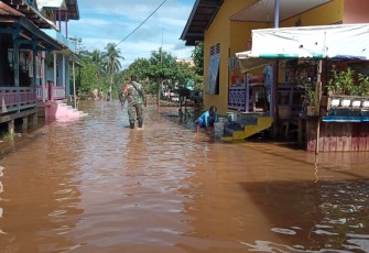Personel Koramil 1206-12/Kalis Turun Langsung Kewilayah Untuk Cek Kondisi Warga Dan Perumahan 