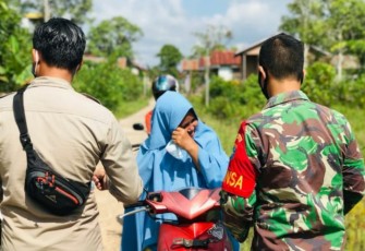 Lindungi Warga Dari Penyebaran Covid-19 Babinsa Koramil 1206-06/Putussibau Utara Bagikan Masker