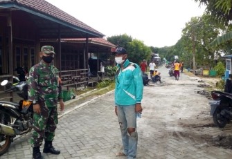 Babinsa Koramil Pahandut Sambangi Warga, Pererat Komsos di Wilayah
