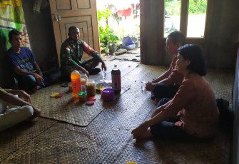 Babinsa  Melakukan Komsos Di Desa Binaannya