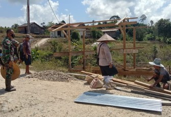 Pembuatan Pos Pemeriksaan Covid-19 Oleh Babinsa Di Pelosok Pedalaman Puring Kencana