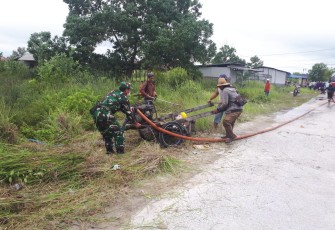 Babinsa Panarung Bantu Pengaspalan Jalan di Pemukiman Warga