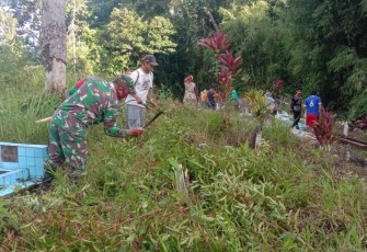 Bersama Masyarakat, Babinsa 08/Embaloh Hilir Bersihkan TPU
