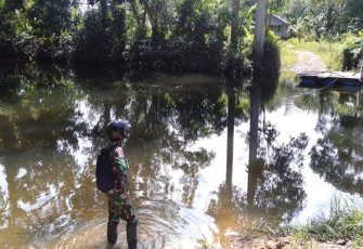 Kondisi Medan Sulit, Babinsa Kalis Tetap Datangi Desa Binaannya