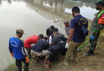 Petugas Gabungan Mengevakuasi Korban Tenggelam di Sungai Bengawan Solo Cepu
