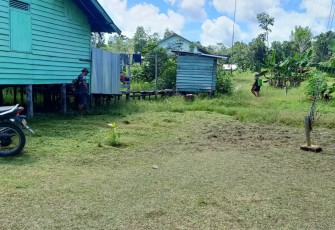 Babinsa Koramil 1206-11/Silat Hilir Bersihkan Halaman Kantor Dan Mesin PLN