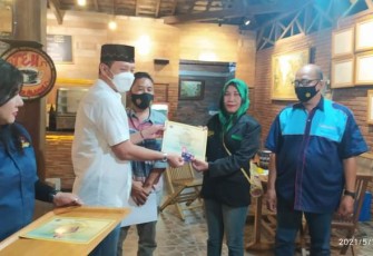 Sekjen PWI Jateng menyerahkan KTA PWI muda dan sertifikat orientasi kepada Pimred Suara Kartini dari Jepara