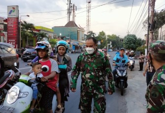 Bati Komsos Koramil 03 Serengan Kodim 0735 Surakarta Pelda Tukiman dan Serka A. Rumbawa melaksanakan pembagian takjil Nasi Bungkus menjelang buka Puasa bersama FKPPI Rayon Serengan bertempat di Jl. Veteran Serengan Kota Surakarta, (02/05) 