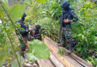 Satgas Pamtas Yonif 407/PK Pos Gunung Sepan Badak melaksanakan patroli Keamanan Perbatasan Indonesia-Malaysia di wilayah Kecamatan Ketunggau Hulu, Kabupaten Sintang.