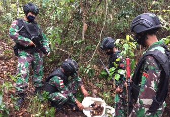 Anggota Satgas Pamtas Yonif 407/PK, Pos Koki Sei Mawang II saat melaksanakan patroli gabungan bersama Instansi Bea & Cukai Kelas II Nanga Badau. Senin (3/05/2021).