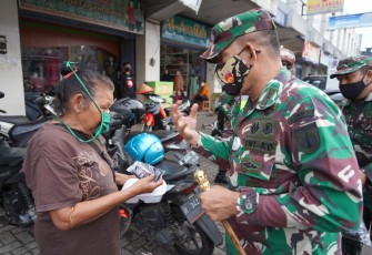 Komandan Korem 071/Wijayakusuma Kolonel Inf Dwi Lagan Safrudin, S.I.P., dan didampingi oleh Dandim 0701/Banyumas Letkol Inf Chandra, S.E., M.I.Pol., melaksanakan kegiatan berbagi berkah Ramadhan dengan membagikan nasi kotak dan masker gratis kepada masyarakat menjelang buka puasa, Senin (3/5/2021).