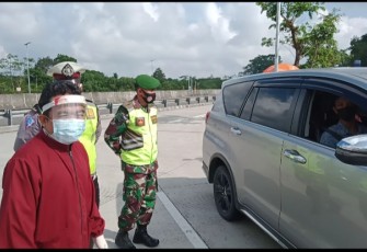 Anggota  Koramil 02 /Pabelan Kodim 0714/Slg Serma  Nasib Untung Handoko bersama anggota lantas polres ungaran, anggota satpol pp kabupaten semarang , dan tenaga medis kabupaten semarang, melaksanakan kegiatan pemantauan arus mudik lebaran di Reast area km 456 Pabelan guna menyikapi himbauan pemerintah untuk tidak mudik dan aturan PPKM  untuk meminimalisir penyebaran Covid-19, Selasa(04/05/2021).